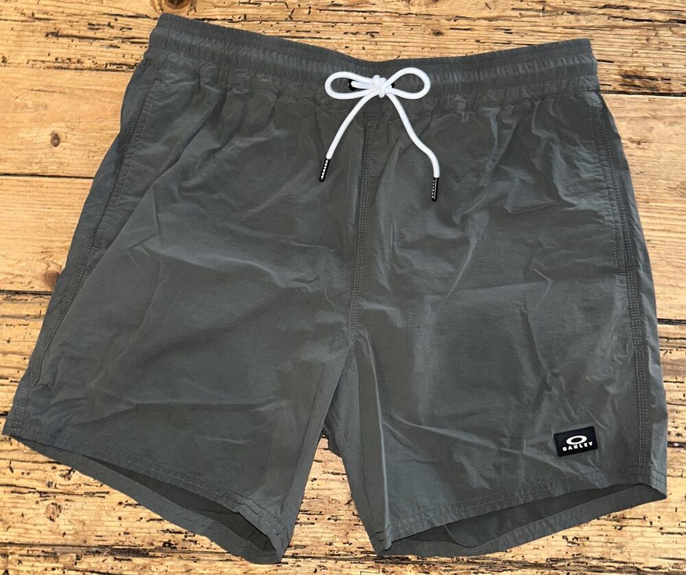 Oakley Men’s Green Standard Beach Short Size S